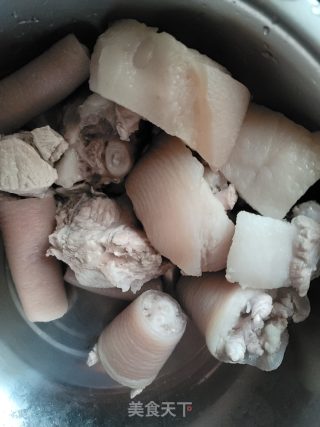 花生黄豆煲猪尾的做法步骤：5