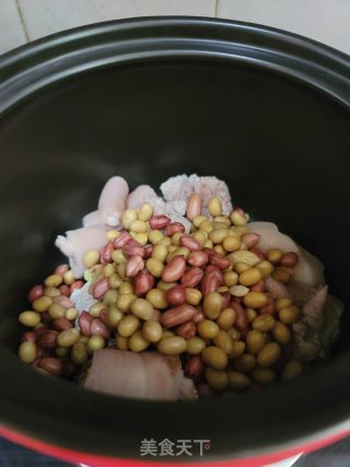 花生黄豆煲猪尾的做法步骤：6
