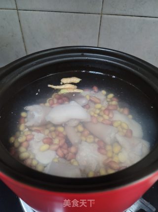花生黄豆煲猪尾的做法步骤：7
