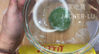 椰香面包卷，做法简单，入口绵软细腻，椰香味十足，口感超好。的做法步骤：9