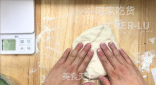 椰香面包卷，做法简单，入口绵软细腻，椰香味十足，口感超好。的做法步骤：11