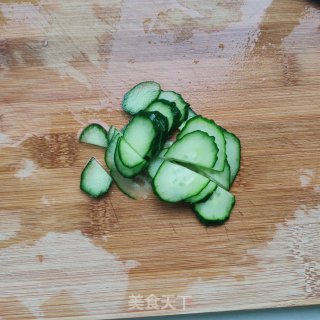 黄瓜紫菜蛋花汤的做法步骤：2