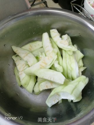 虫草花丝瓜肉丸汤的做法步骤：2