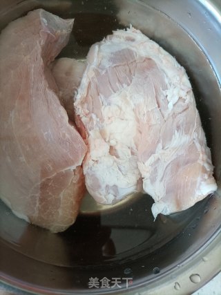 卤猪肉的做法步骤：1
