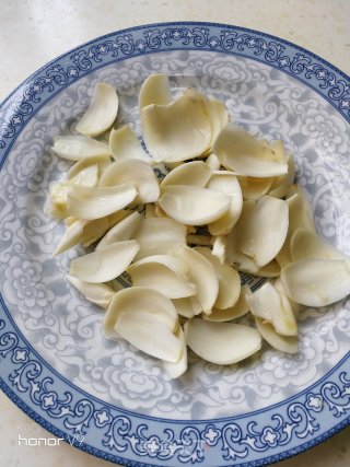百合炒虾仁的做法步骤：1