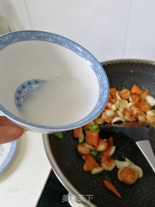 百合炒虾仁的做法步骤：10