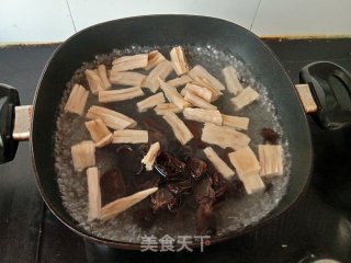 卤肉拌腐竹的做法步骤：2