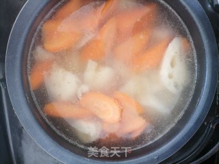 莲藕骨头汤的做法步骤：4