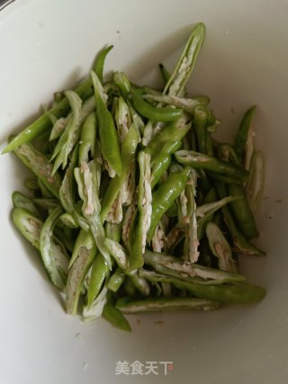 五花肉炒青椒的做法步骤：1
