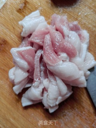 五花肉炒青椒的做法步骤：2
