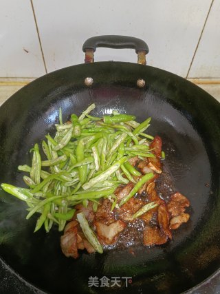 五花肉炒青椒的做法步骤：4