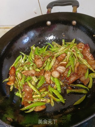 五花肉炒青椒的做法步骤：5