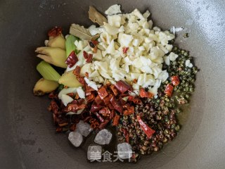 芹菜洋葱炒龙虾尾的做法步骤：4