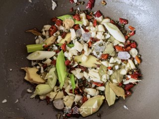 芹菜洋葱炒龙虾尾的做法步骤：5