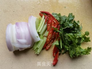 芹菜洋葱炒龙虾尾的做法步骤：15