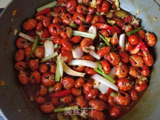 芹菜洋葱炒龙虾尾的做法步骤：17