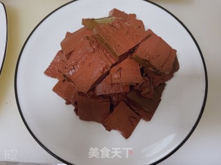 蒜苗炒鸭血的做法步骤：2