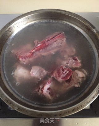 胡萝卜玉米排骨汤的做法步骤：4