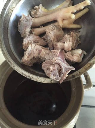 胡萝卜玉米排骨汤的做法步骤：5
