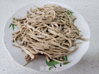 笋丝炒肉丝的做法步骤：2