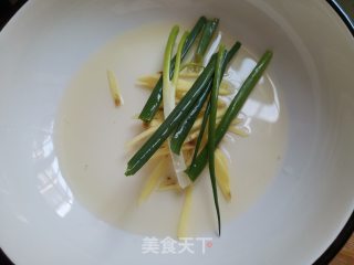 清蒸鲈鱼的做法步骤：1