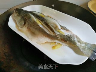 清蒸鲈鱼的做法步骤：6