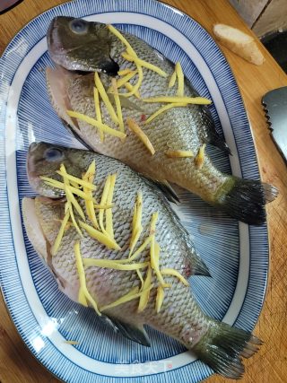 蒸太阳鱼的做法步骤：1