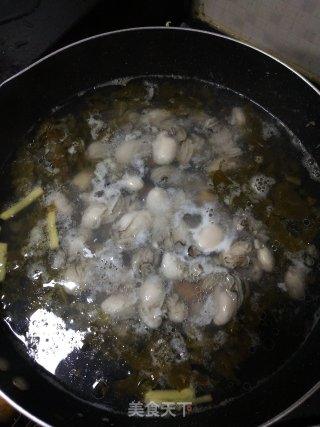 潮汕生蚝花甲酸菜开胃汤的做法步骤：4