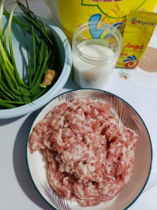 大肉包子的做法步骤：1
