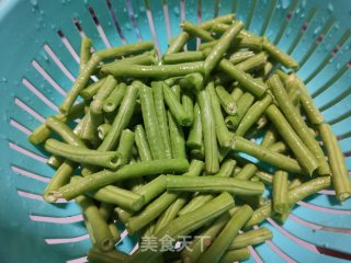 水煮豆角的做法步骤：1