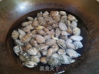 捞汁花甲的做法步骤：1