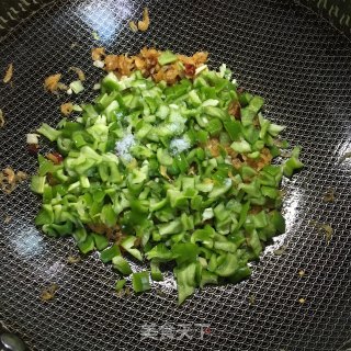 虾皮青椒丁的做法步骤：3