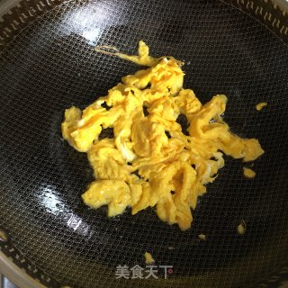 香干鸡蛋炒韭菜的做法步骤：1