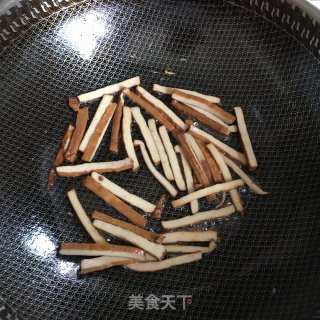 香干鸡蛋炒韭菜的做法步骤：2