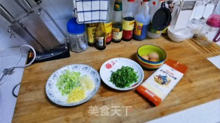 酸辣煎蛋空心面的做法步骤：1