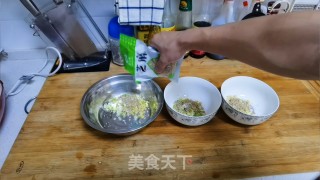 酸辣煎蛋空心面的做法步骤：2