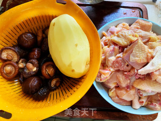 香菇土豆炖鸡的做法步骤：1