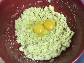 玉米葵花饼，健康粗粮法帅蒸烤箱怎么做？的做法步骤：2
