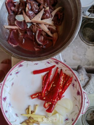 鸡杂木耳红薯粉的做法步骤：1
