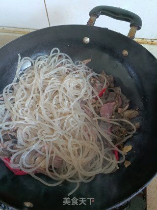 鸡杂木耳红薯粉的做法步骤：6
