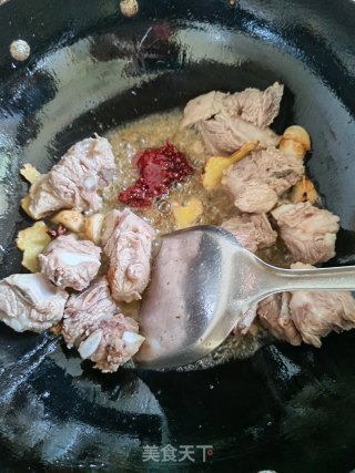 土豆烧排骨的做法步骤：2