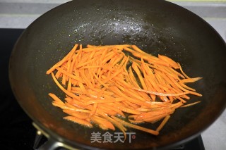 爽脆鲜嫩下饭的肉丝炒芹菜胡萝卜的做法步骤：6