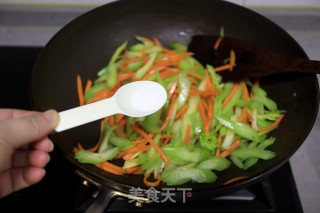 爽脆鲜嫩下饭的肉丝炒芹菜胡萝卜的做法步骤：8
