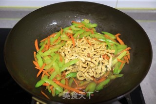 爽脆鲜嫩下饭的肉丝炒芹菜胡萝卜的做法步骤：9