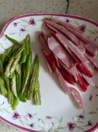 红肠炒白菜的做法步骤：2