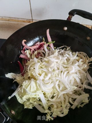 红肠炒白菜的做法步骤：5