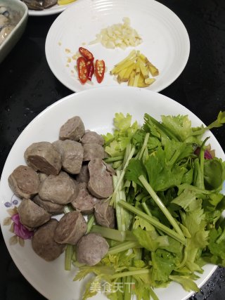 潮汕牛肉丸炒小芹菜的做法步骤：1