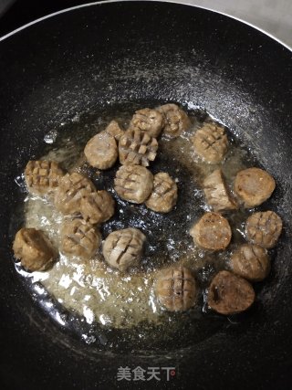 潮汕牛肉丸炒小芹菜的做法步骤：2