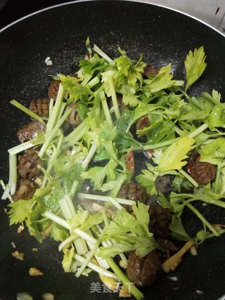 潮汕牛肉丸炒小芹菜的做法步骤：4