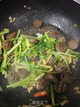 潮汕牛肉丸炒小芹菜的做法步骤：5